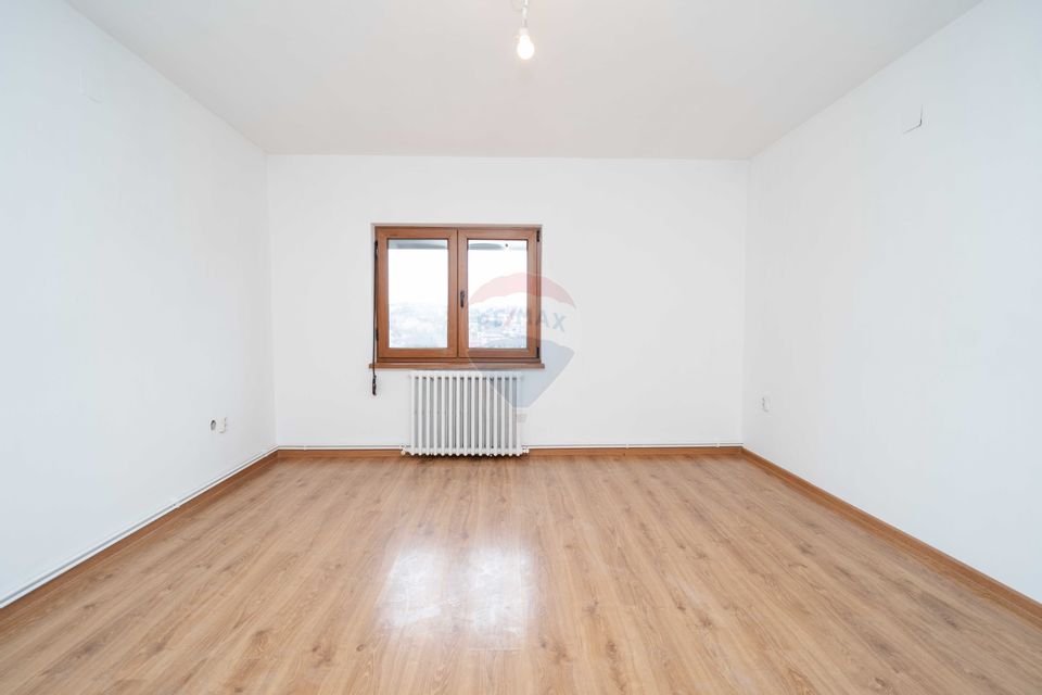 Apartament cu 3 camere de vânzare în zona Bucium