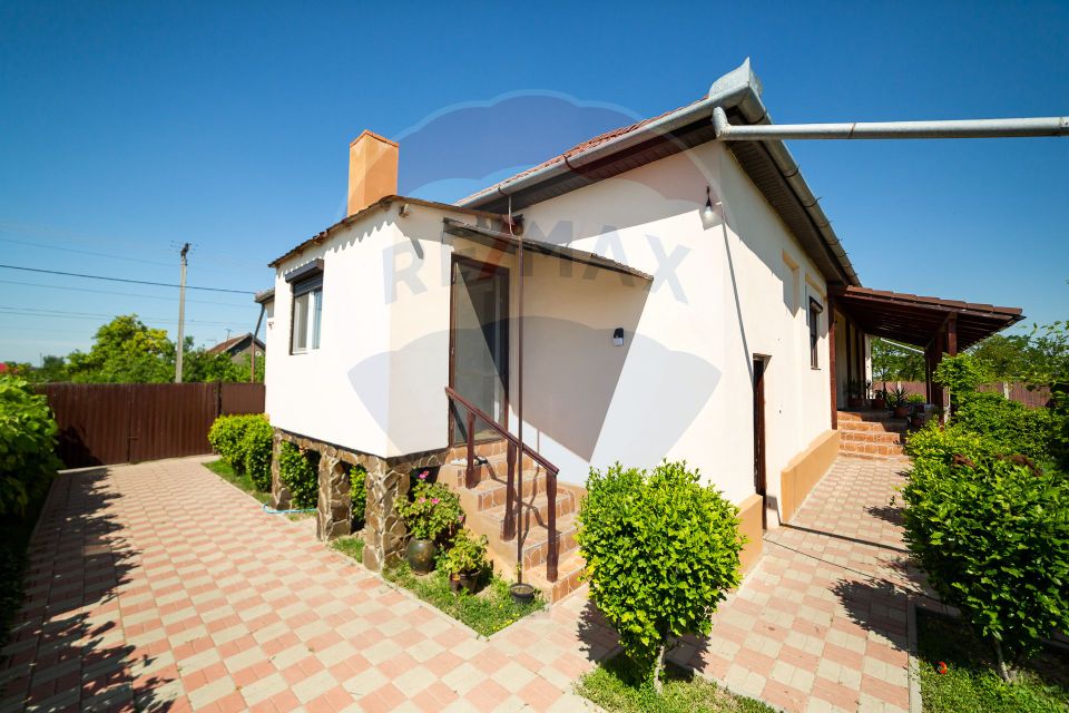 Imobil renovat, 2 apartamente, grădină și garaj – Turnu