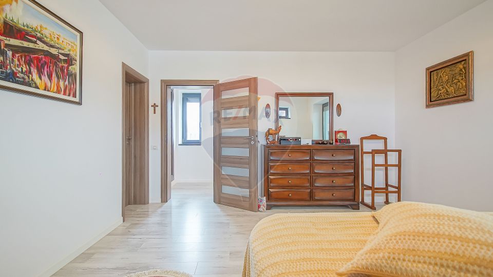 Casă premium cu 270 mp utili, 7 camere ,curte generoasă în Bartolomeu