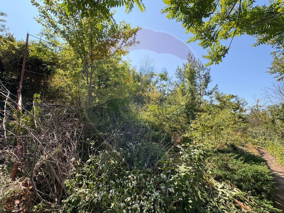 Teren intravilan 589 mp si cabana din caramida in Cuvin