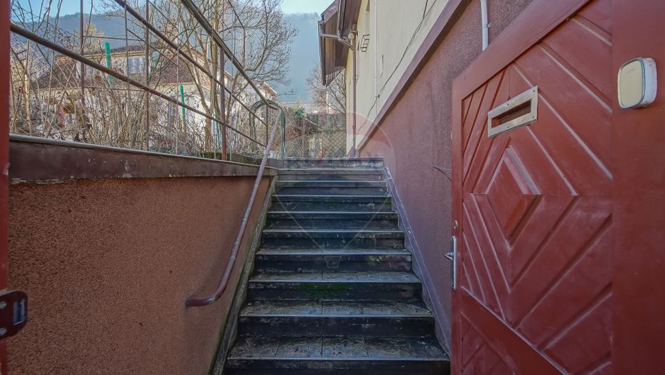 REZERVATA! Vilă individuală cu terasă, curte și două garaje