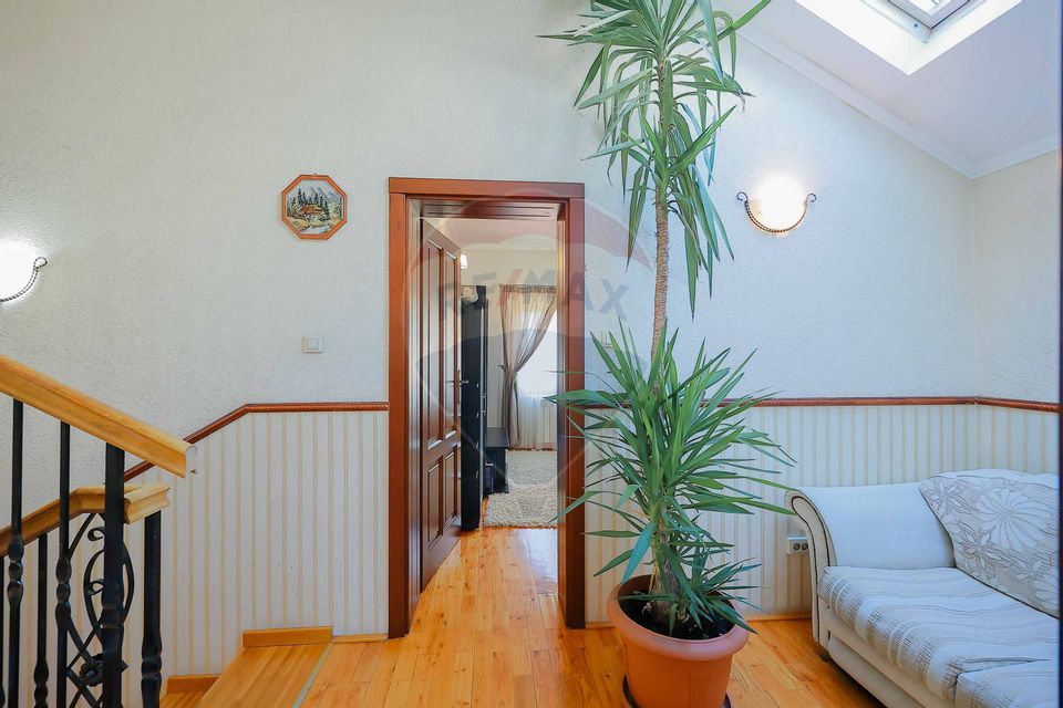 De vânzare vilă cu 7 camere, drum privat, în zona de Dealuri