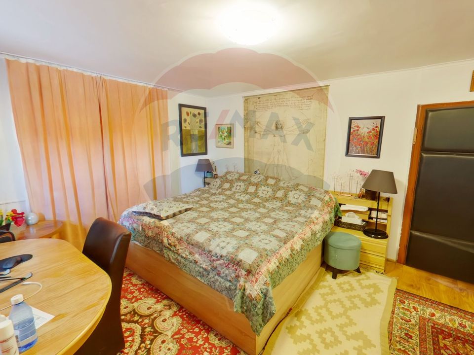 Casă / Vilă cu 5 camere de vânzare în zona Est