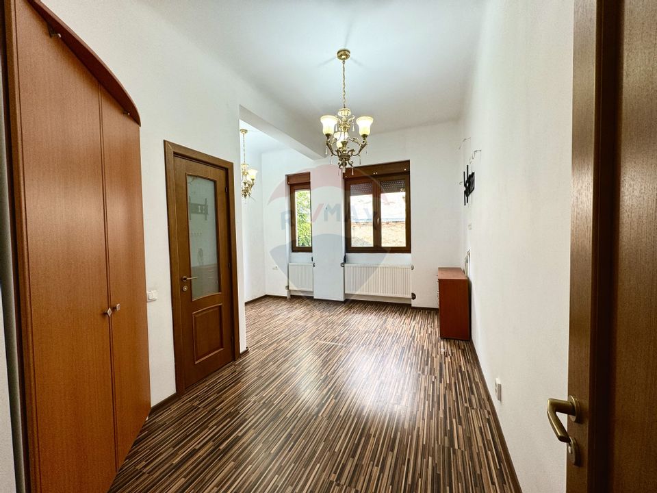 Închiriez apartament, 4 camere, zona Ultracentrala