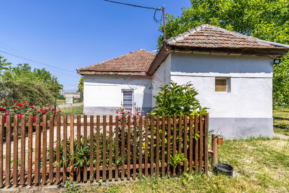 Proprietate versatilă cu casă, două hale și teren generos