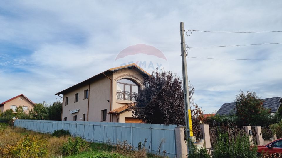 Casă / Vilă de lux cu 6 camere de vanzare in Scheia, Suceava