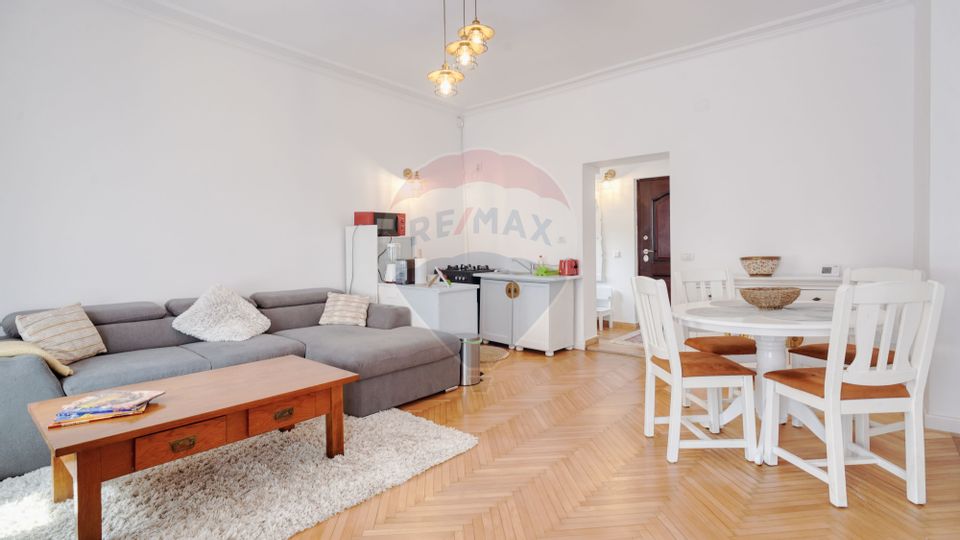 Apartament renovat clasic, cu 2 camere, 2 băi, Centrul Istoric Brașov