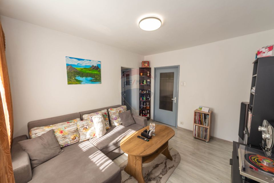 Apartament semidecomandat cu 2 camere de vanzare str Becatei Salajan