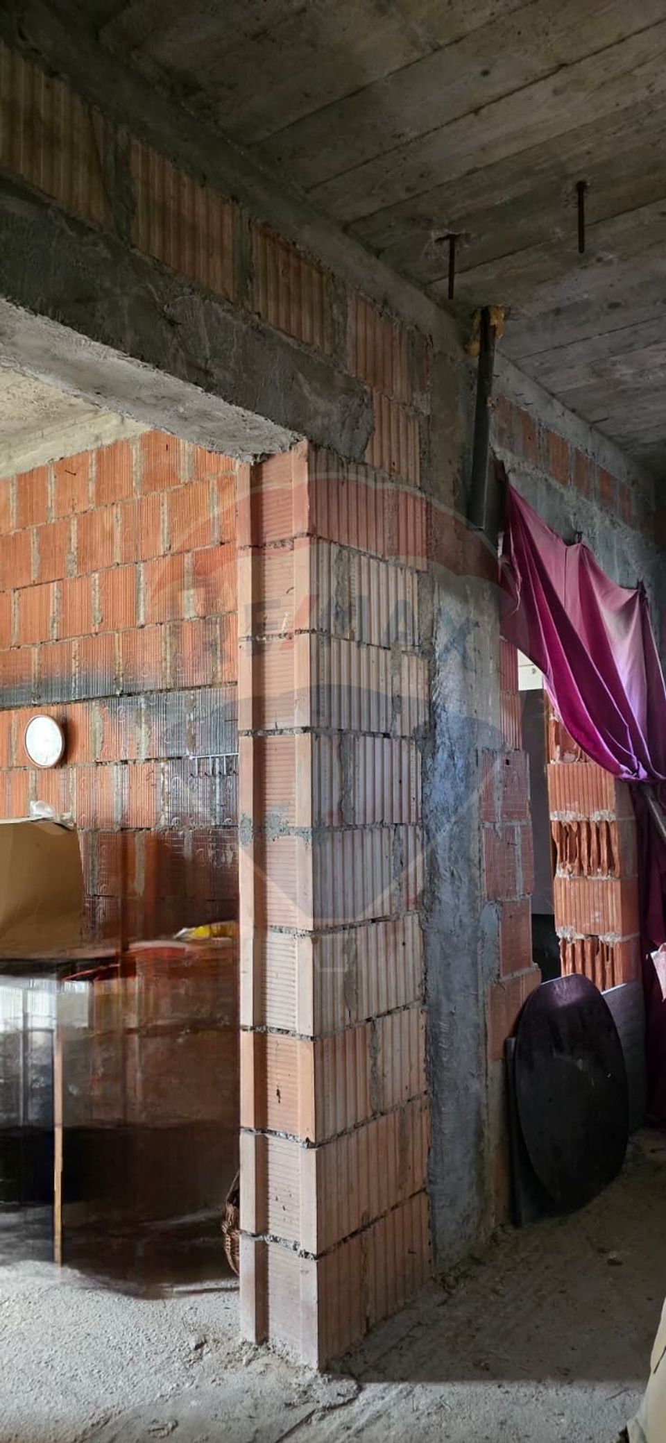 Casă la gri P+M cu anexă – oportunitate unică în Chișineu-Criș!