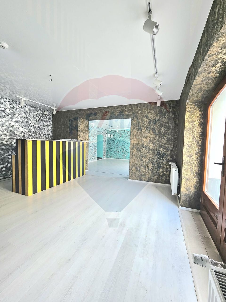 90sq.m Commercial Space for rent, Central area