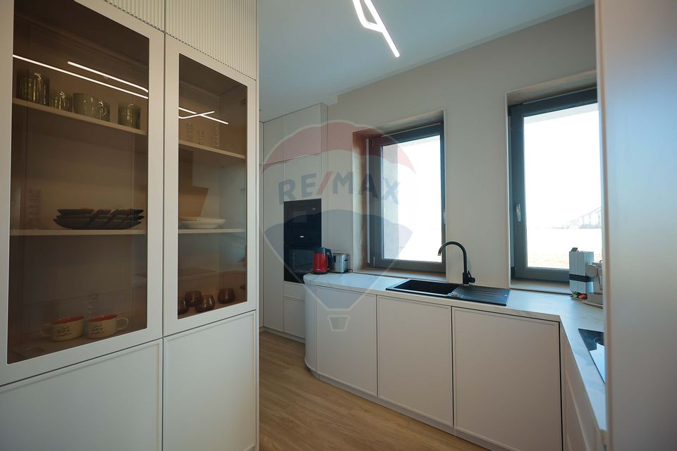 De vânzare Vilă cu 8 camere în Sânmartin, 290 mp util, teren 1100 mp