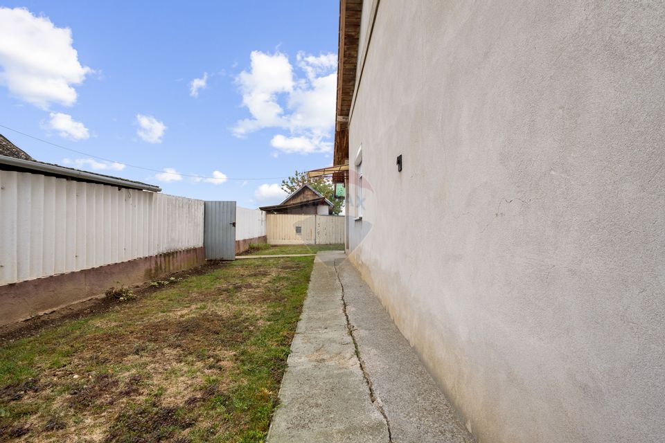 Casa si teren 2173 mp de vanzare in Tipar , la 12km de Chisineu Cris