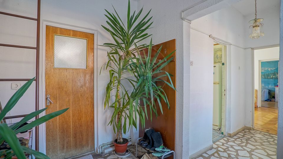 REZERVATA! Vilă impozantă, cu două apartamente și mansardă, Schei