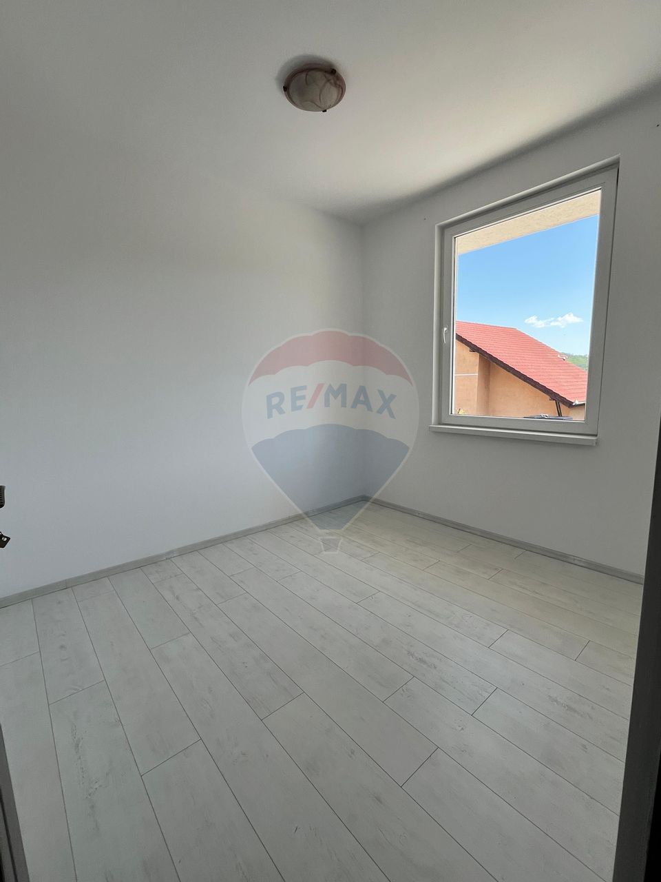 Casă cu vedere spre lac și pădure -deasupra  Barajului Ighis