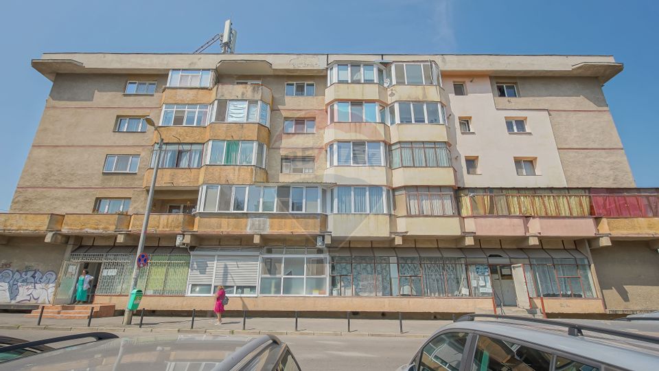 REZERVAT | Garsonieră decomandată | Zona Tractorul | De renovat