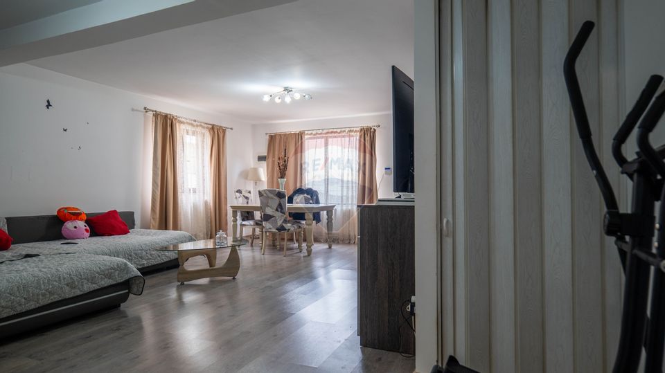 4 room House / Villa for sale, Exterior Est area