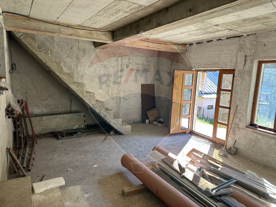 Casă / Vilă la gri in Pangarati Neamt