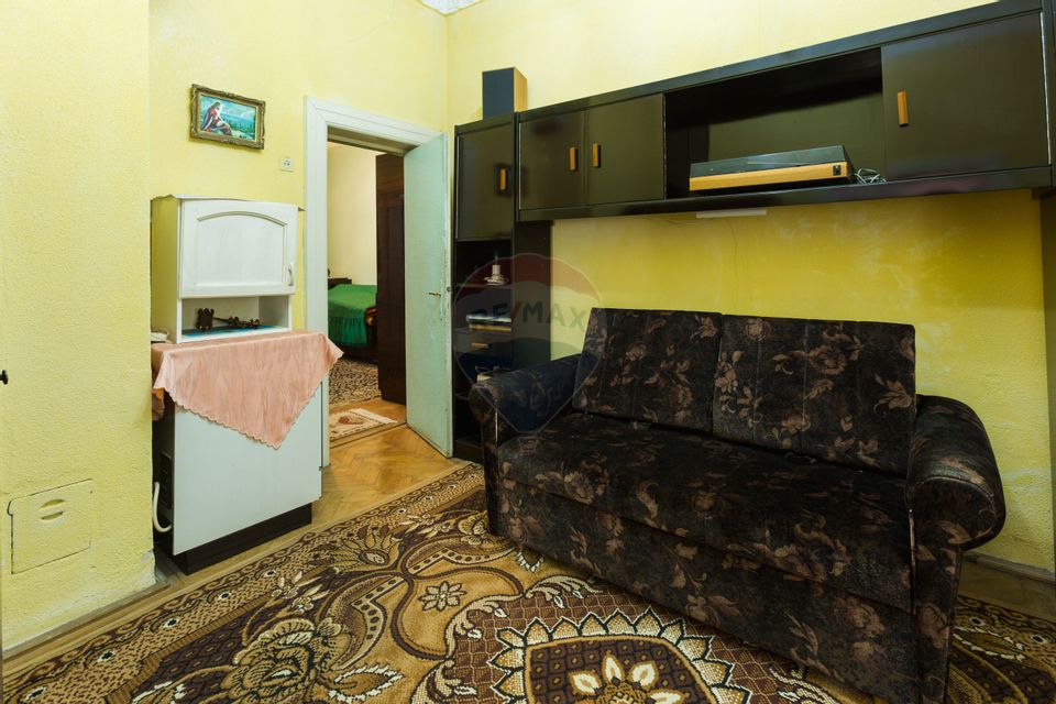 Doua Case de vanzare cu 5 camere + 3 camere,  stradal in Bran!