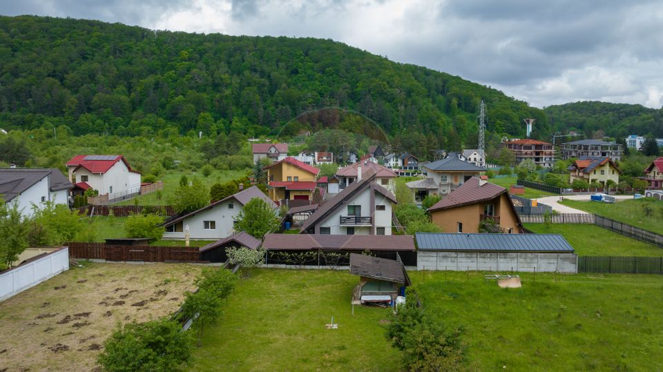 Proprietate cu stil la poalele muntelui - liniște și intimitate!
