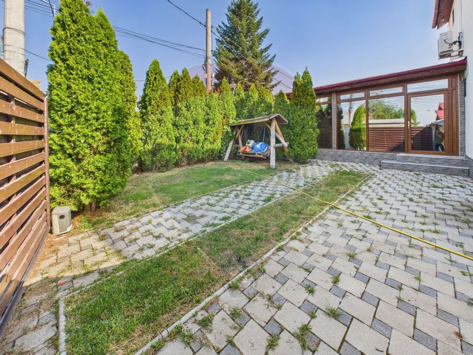 Casă / Vilă cu 4 camere de vânzare în zona Est