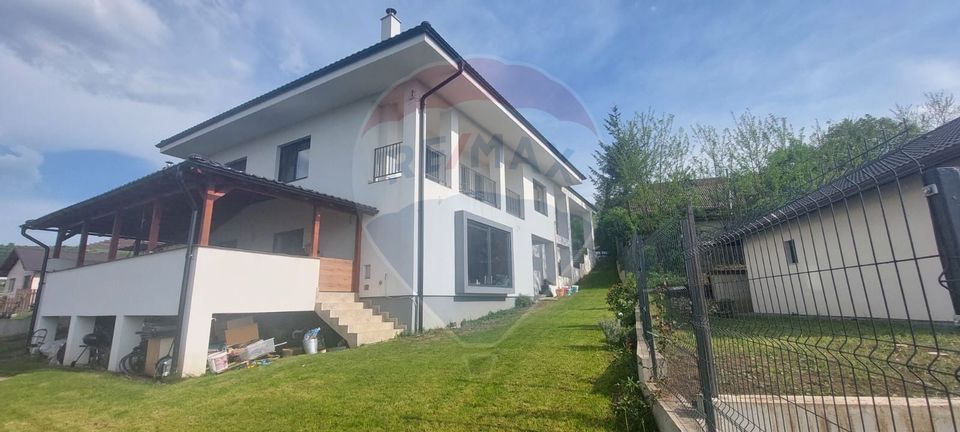 Casă individuală cu 4 dormitoare de vânzare str Planoarelor Dezmir