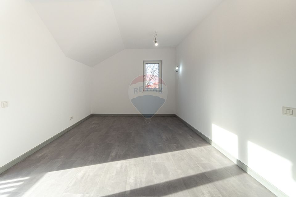 CASE NOI ÎN ARHITECTURĂ ALPINO-MODERNĂ CU ALEE PRIVATA | CRISTIAN