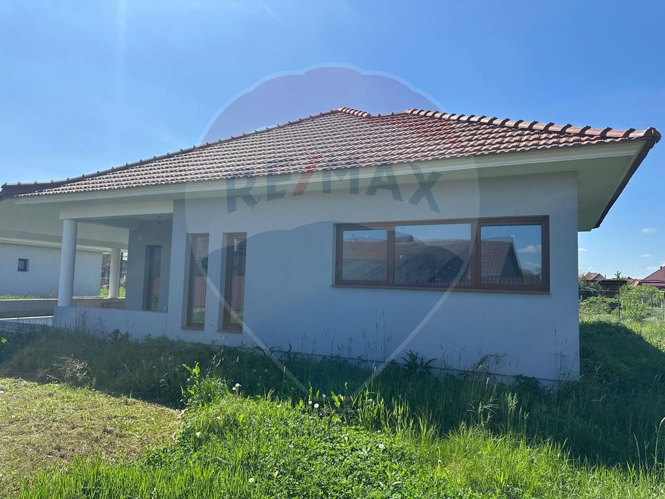 Casă cu 4 camere de vânzare