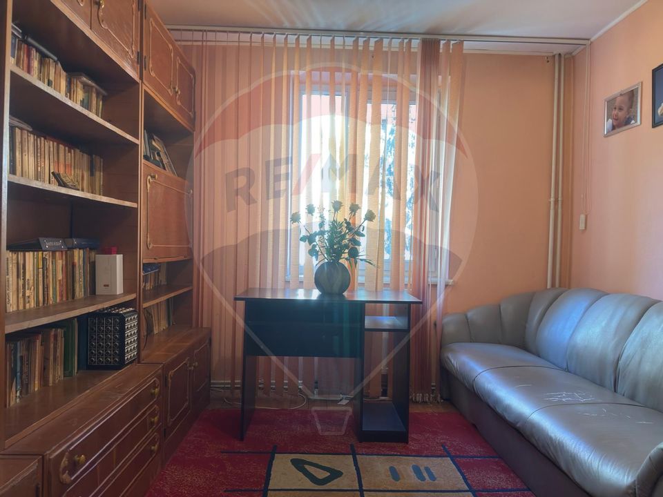 Apartament cu 4 camere de vânzare la vile, zona Ultracentrală