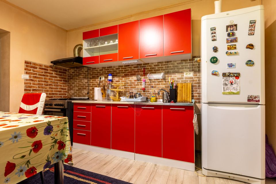 Proprietate versatilă cu casă, două hale și teren generos