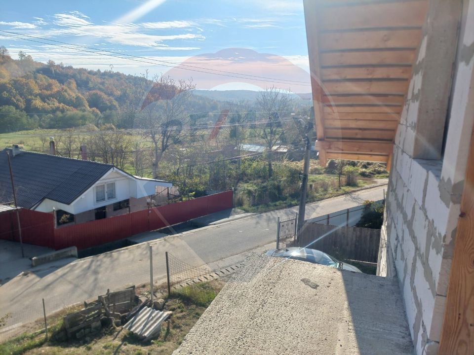 Casa la rosu de vanzare in Caiuti, Bacau