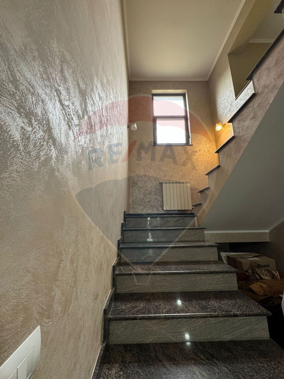 Casă / Vilă nouă cu 5 camere + casă bătranească renovată