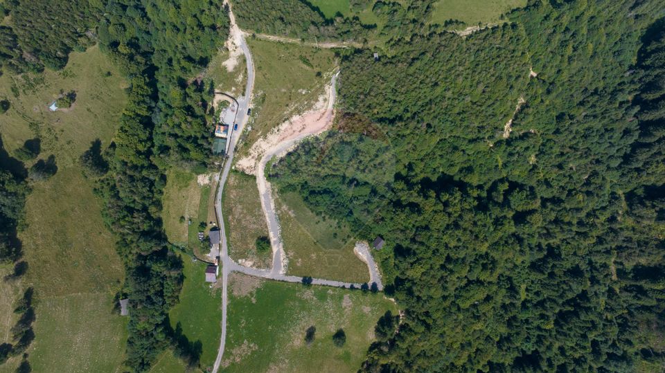 Teren Panoramic in Bran – Vedere spre Bucegi & Piatra Craiului