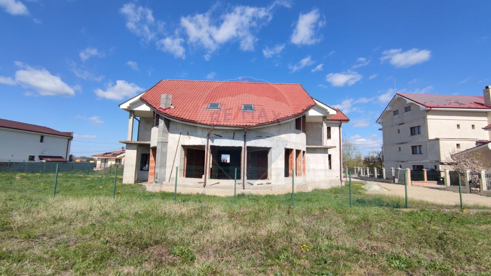 Vilă P+E, 378 mp, la roșu, Sânmartin, arhitectură unică, teren 726 mp
