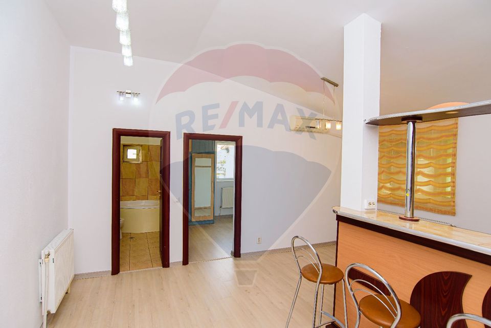 Apartament cu 3 camere de vânzare în zona Micro 20