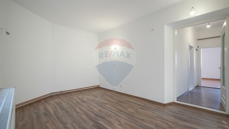 REZERVATA! Vilă individuală cu terasă, curte și două garaje