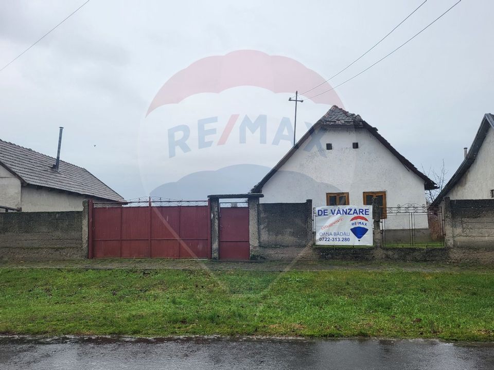 Casă de vanzare cu teren 900 mp  in oras Curtici Central