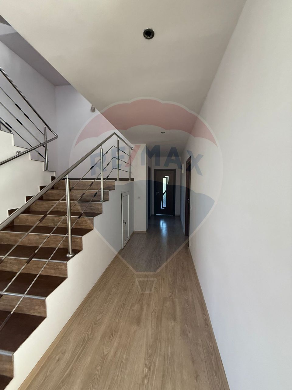 Casă / Vilă cu 9 camere de vânzare în zona 1 Mai