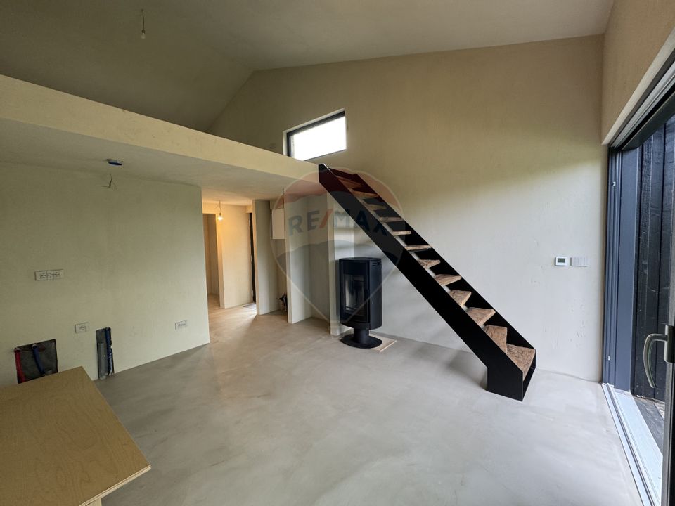 Doua case la munte, cu vedere superba, localizate in Poiana Marului