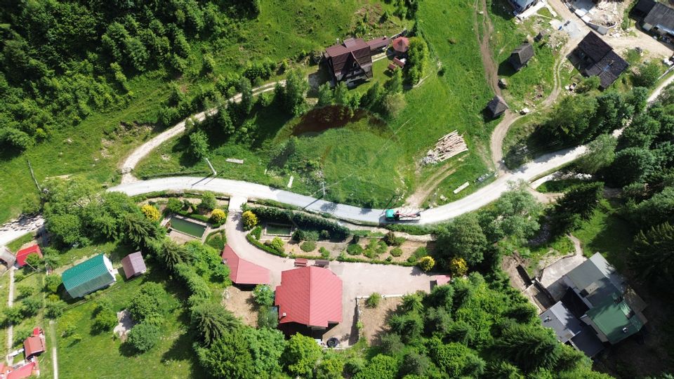 Teren de vânzare la munte cu râu în față și priveliște superbă