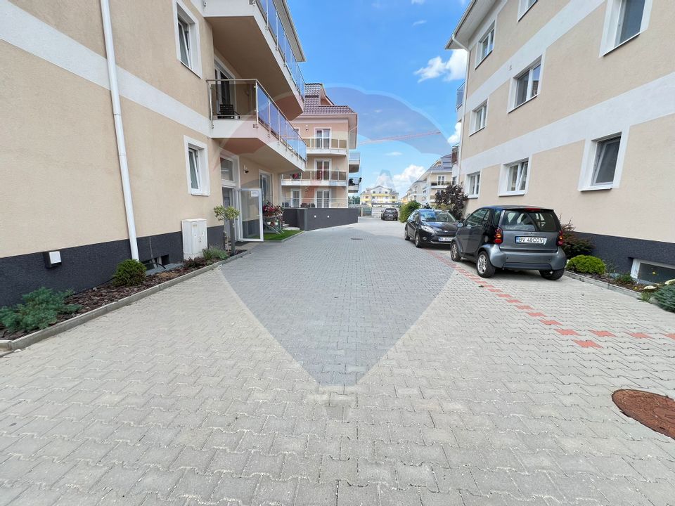 Apartament cu 3 camere cu CURTE PROPRIE  de vânzare în zona Tractorul