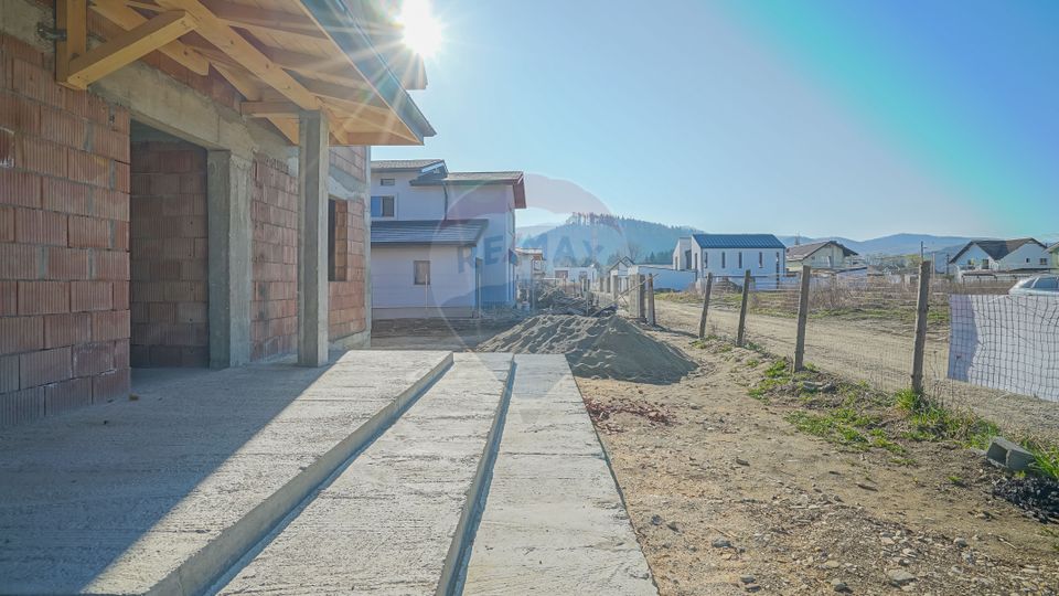 Villa in red, with 823sqm land in Cristian, Str C-tin Brâncoveanu