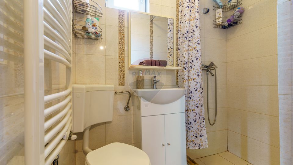 Cabana de vânzare –Mărișel, 10 camere, terasa 41mp, piscină, ciubăr