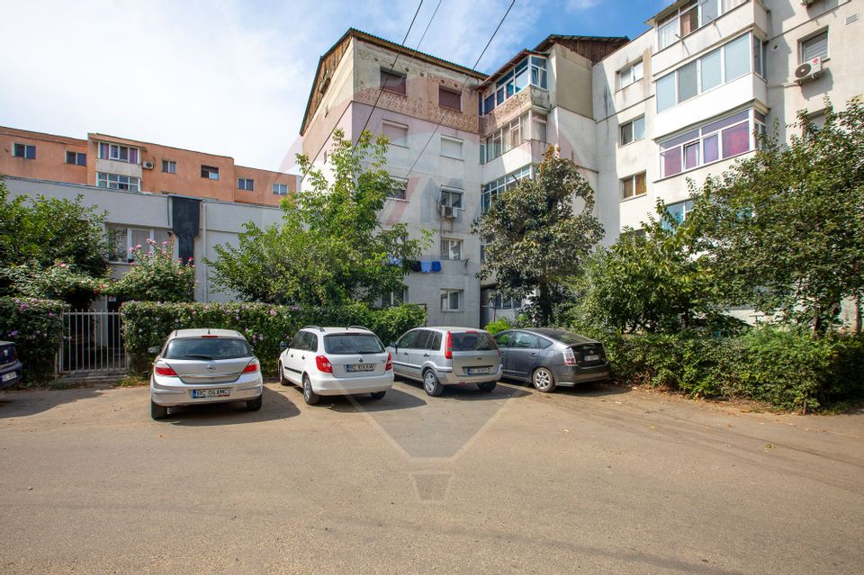 Apartament decomandat cu 4 camere de vânzare, zona Republicii
