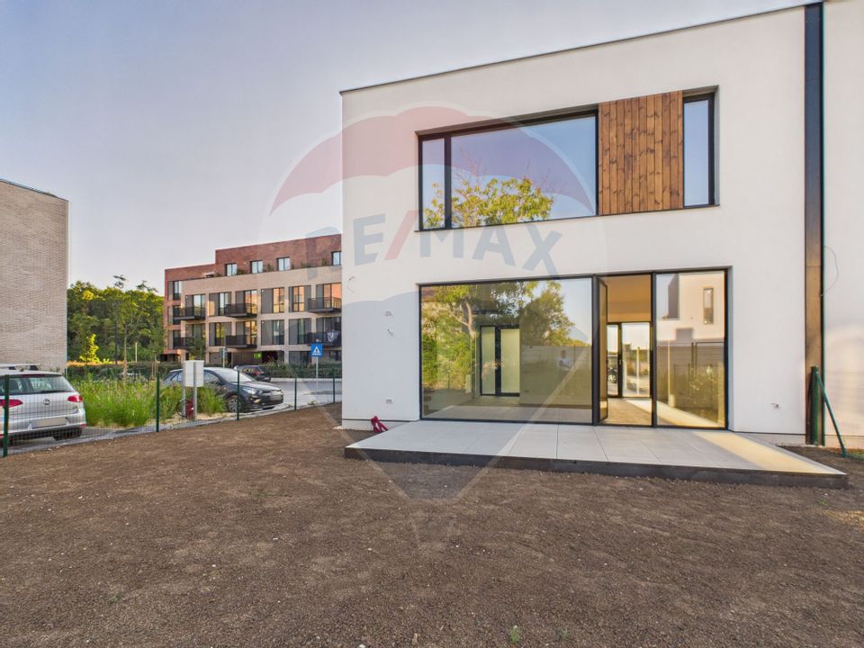 Bright and modern villa for sale in Amber Forest Tunari