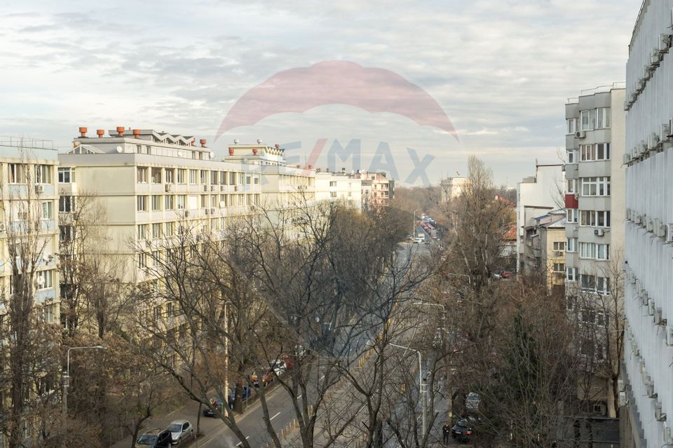 Apartament cu 3 camere de vânzare în zona 1 Mai