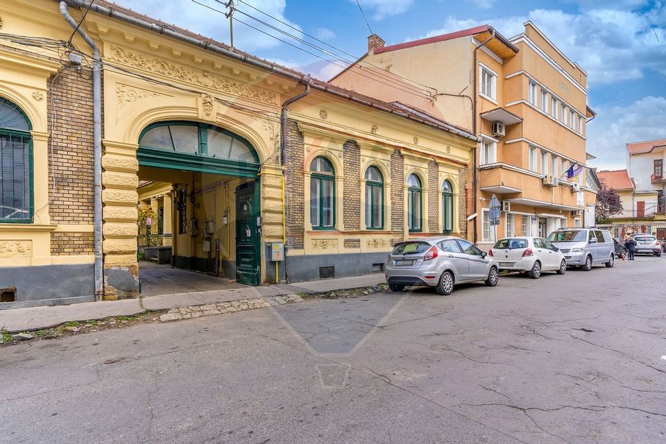 Casa  de vanzare cu 3 apartamente si spatiu comercial, Central