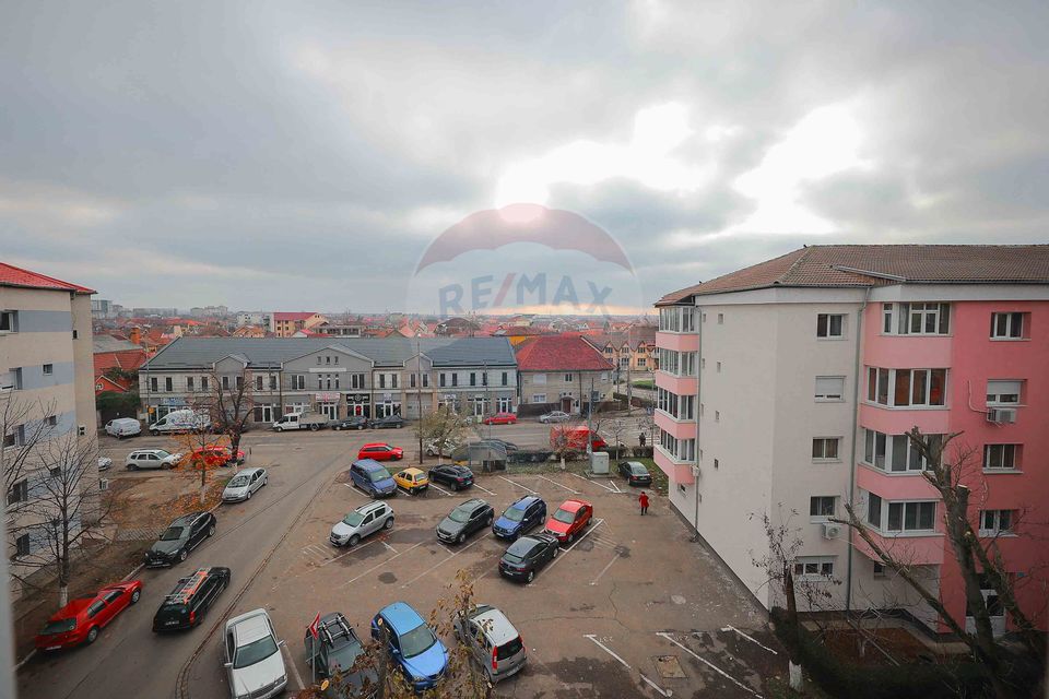 Apartament cu 3 camere de vânzare, zona Ioșia