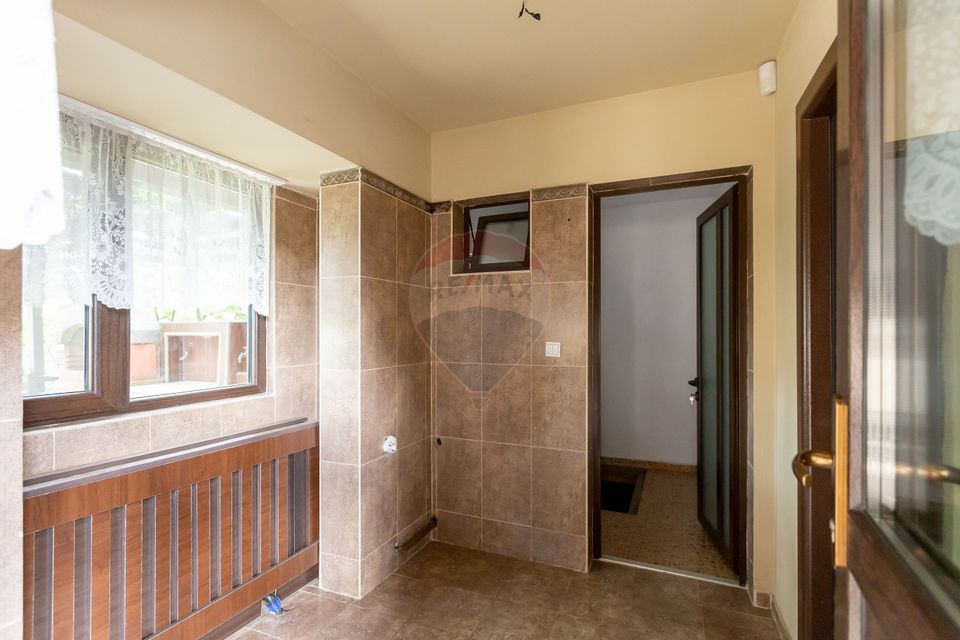 10 room House / Villa for sale, Serbanesti area