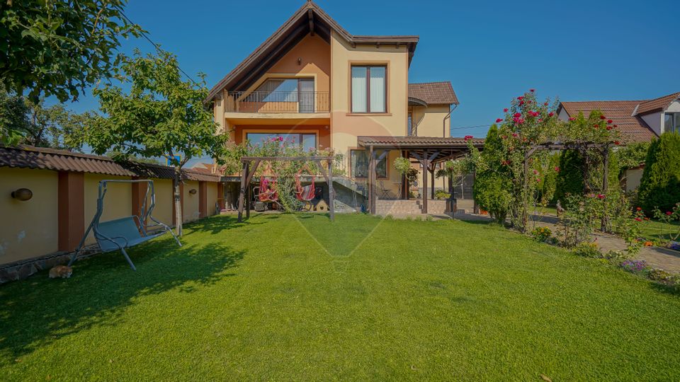 Elegant house, wine cellar, view of the mountains and peak. Postăvaru