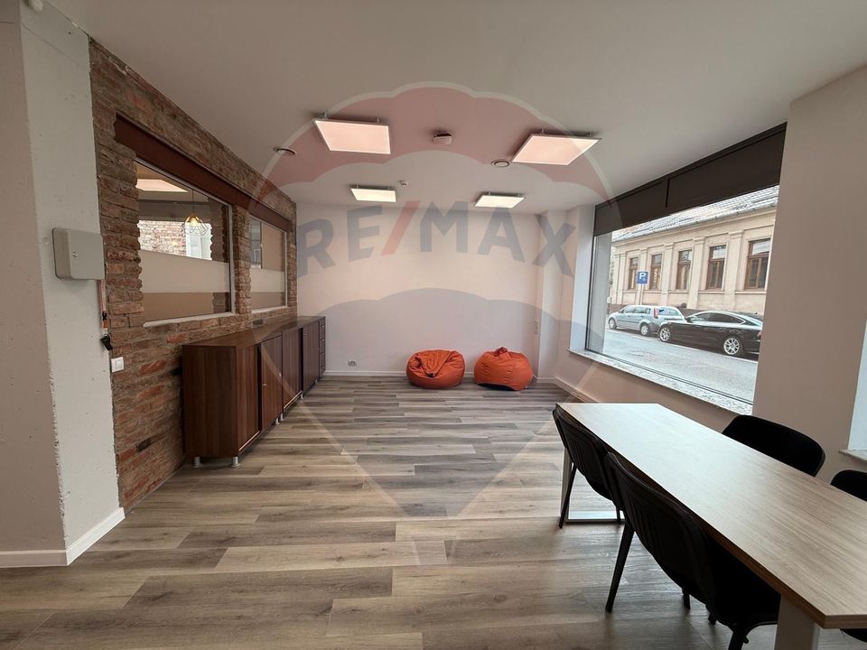 De inchiriat spatiu parter central, vitrina mare, 284 mp